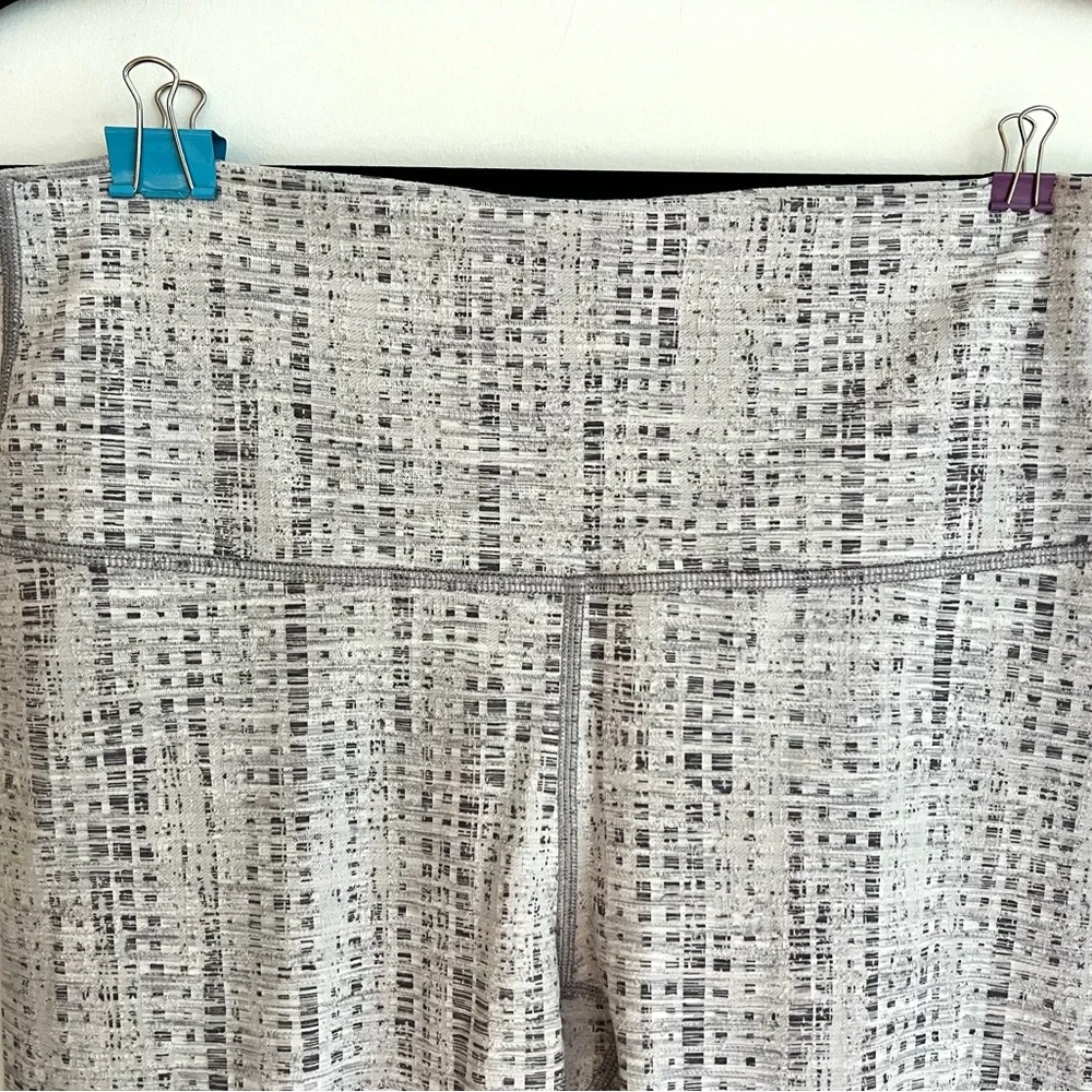Lululemon Capri Length Grey Patterned Leggings - Picture 4 of 5